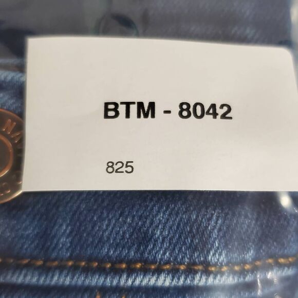 Old Navy Women’s Boyfriend Jean Shorts Size 12 Distressed Button Fly Cuffed - Picture 7 of 7